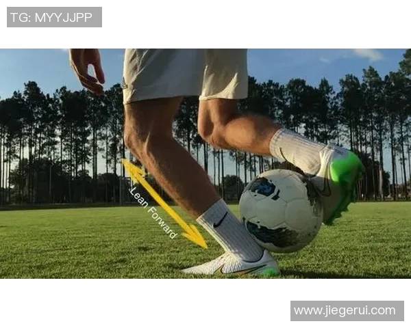 足球明星训练起球技巧揭秘提升球技的必备训练方法与心得分享